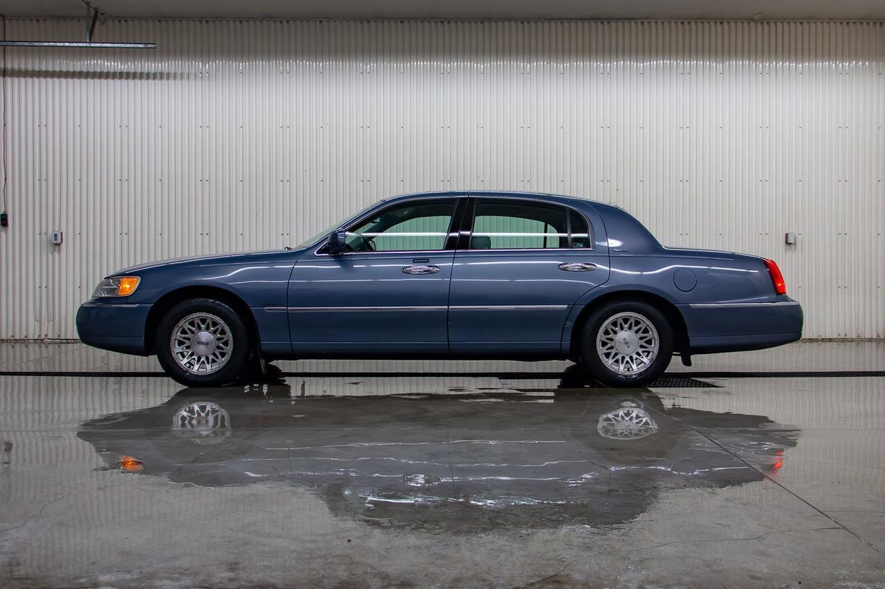 1999 Lincoln Town Car Signature Leather Heated Seats Red Deer AB