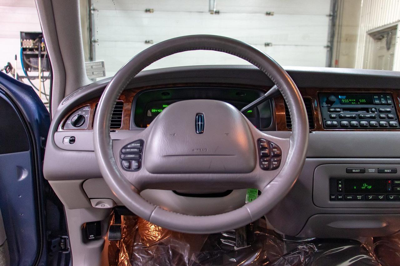 1999 Lincoln Town Car Signature Leather Heated Seats Red Deer AB