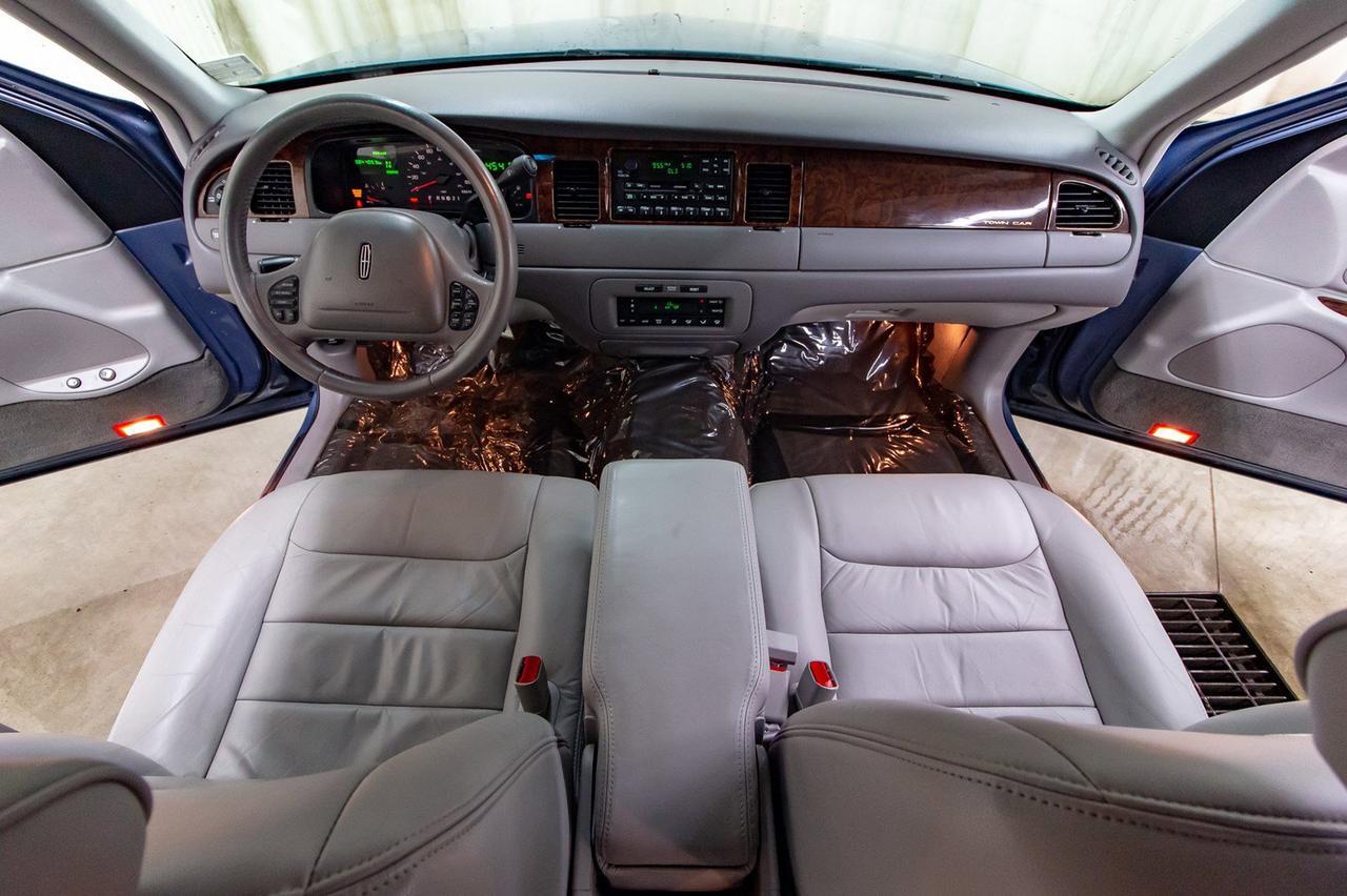 1999 Lincoln Town Car Signature Leather Heated Seats Red Deer AB