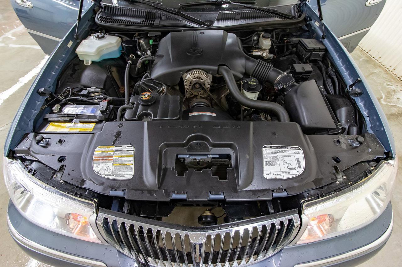 1999 Lincoln Town Car Signature Leather Heated Seats Red Deer AB