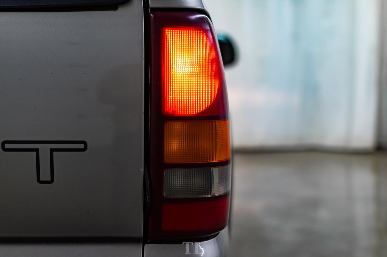 2000 Chevrolet Silverado 2500 4x4 Reg Cab LT Longbox Topper Red Deer AB