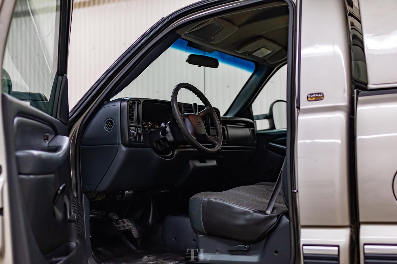 2000 Chevrolet Silverado 2500 4x4 Reg Cab LT Longbox Topper Red Deer AB