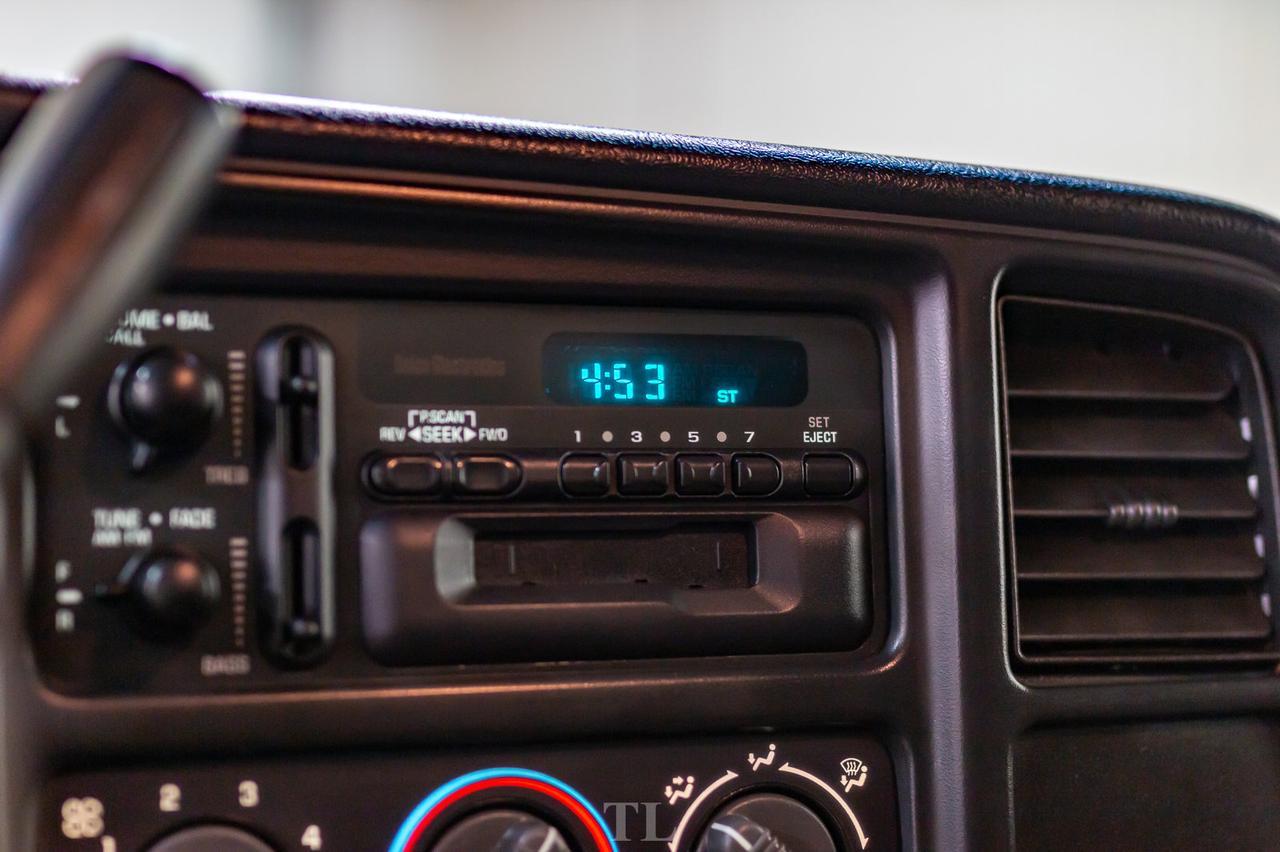 2000 Chevrolet Silverado 2500 4x4 Reg Cab LT Longbox Topper Red Deer AB