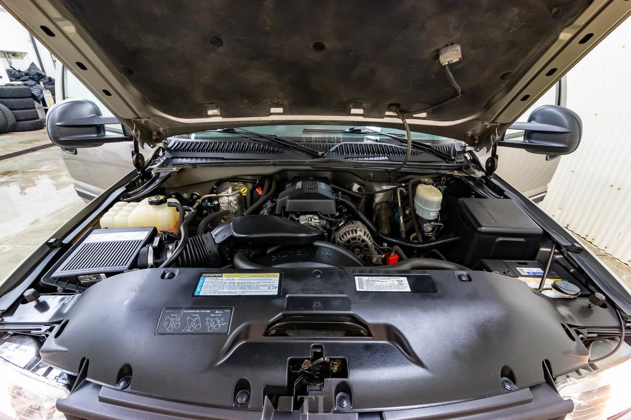 2000 Chevrolet Silverado 2500 4x4 Reg Cab LT Longbox Topper Red Deer AB