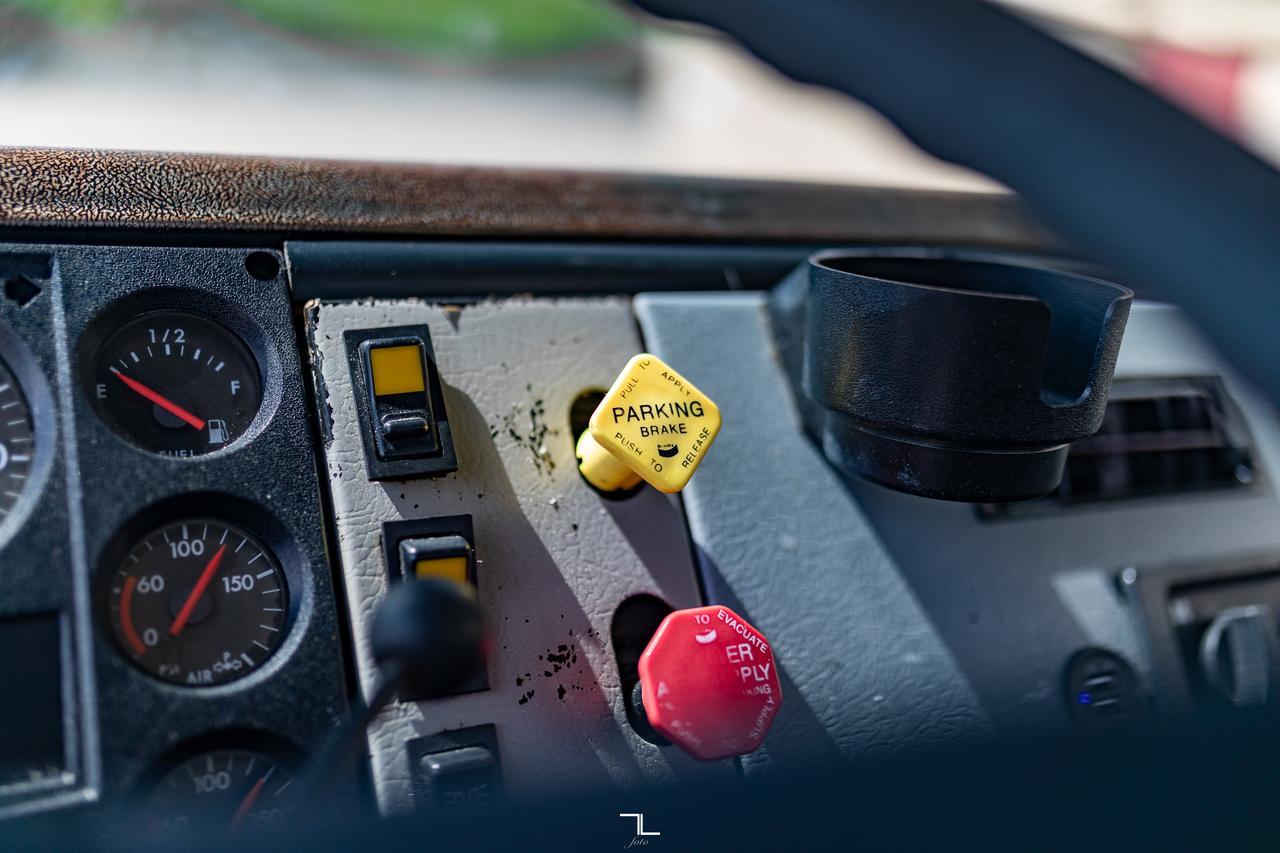 2000 Freightliner FL112 Daycab Truck/Tractor Diesel Red Deer AB