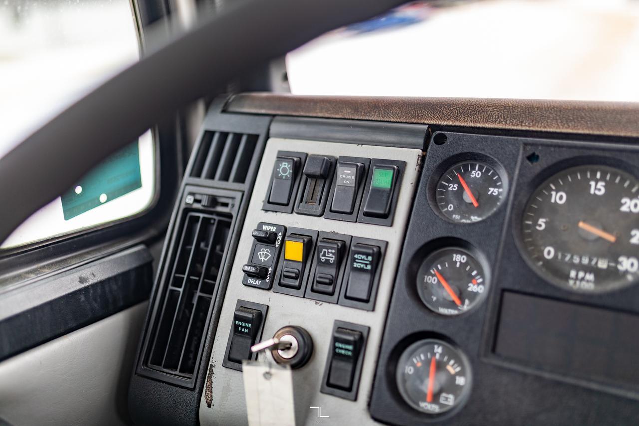 2000 Freightliner FL112 Daycab Truck/Tractor Diesel Red Deer AB