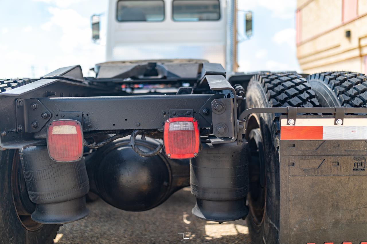 2000 Freightliner FL112 Daycab Truck/Tractor Diesel Red Deer AB