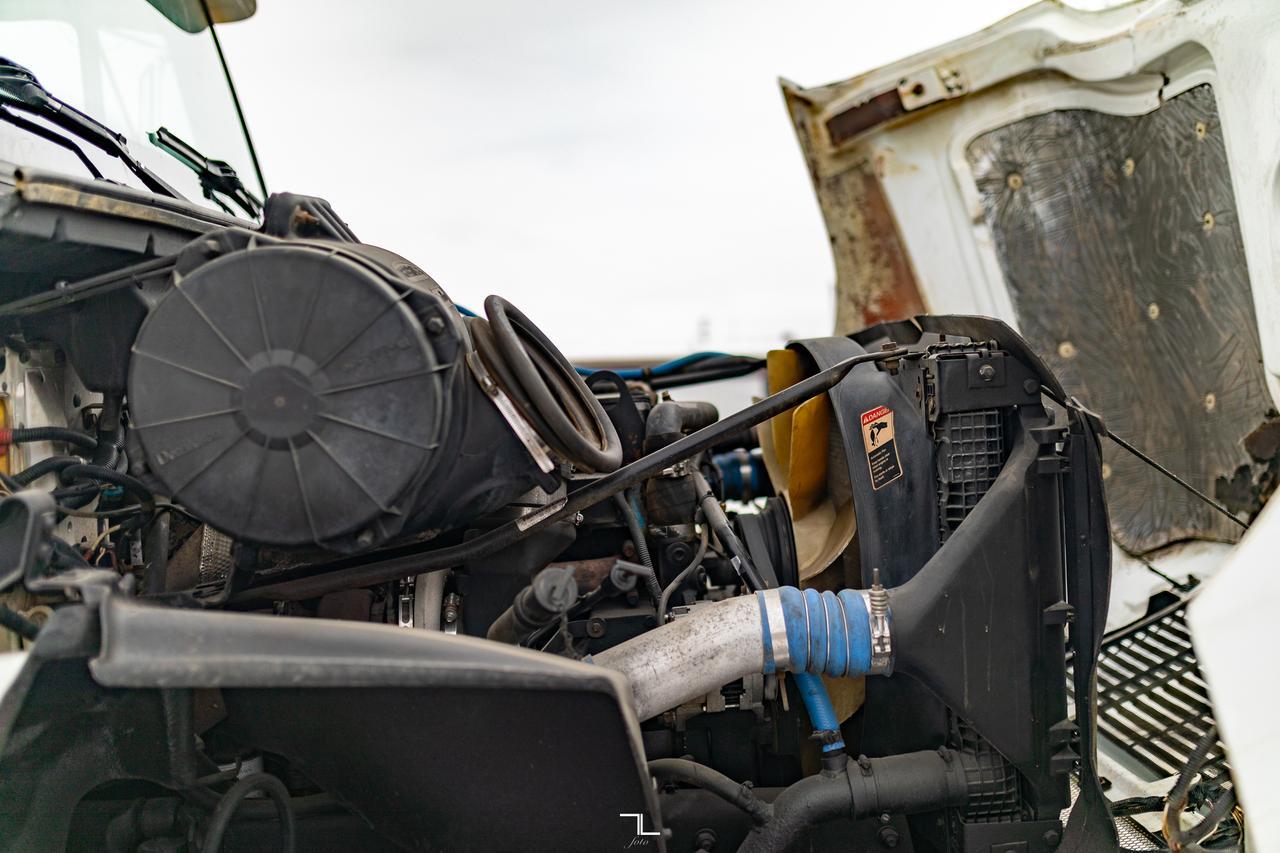 2000 Freightliner FL112 Daycab Truck/Tractor Diesel Red Deer AB