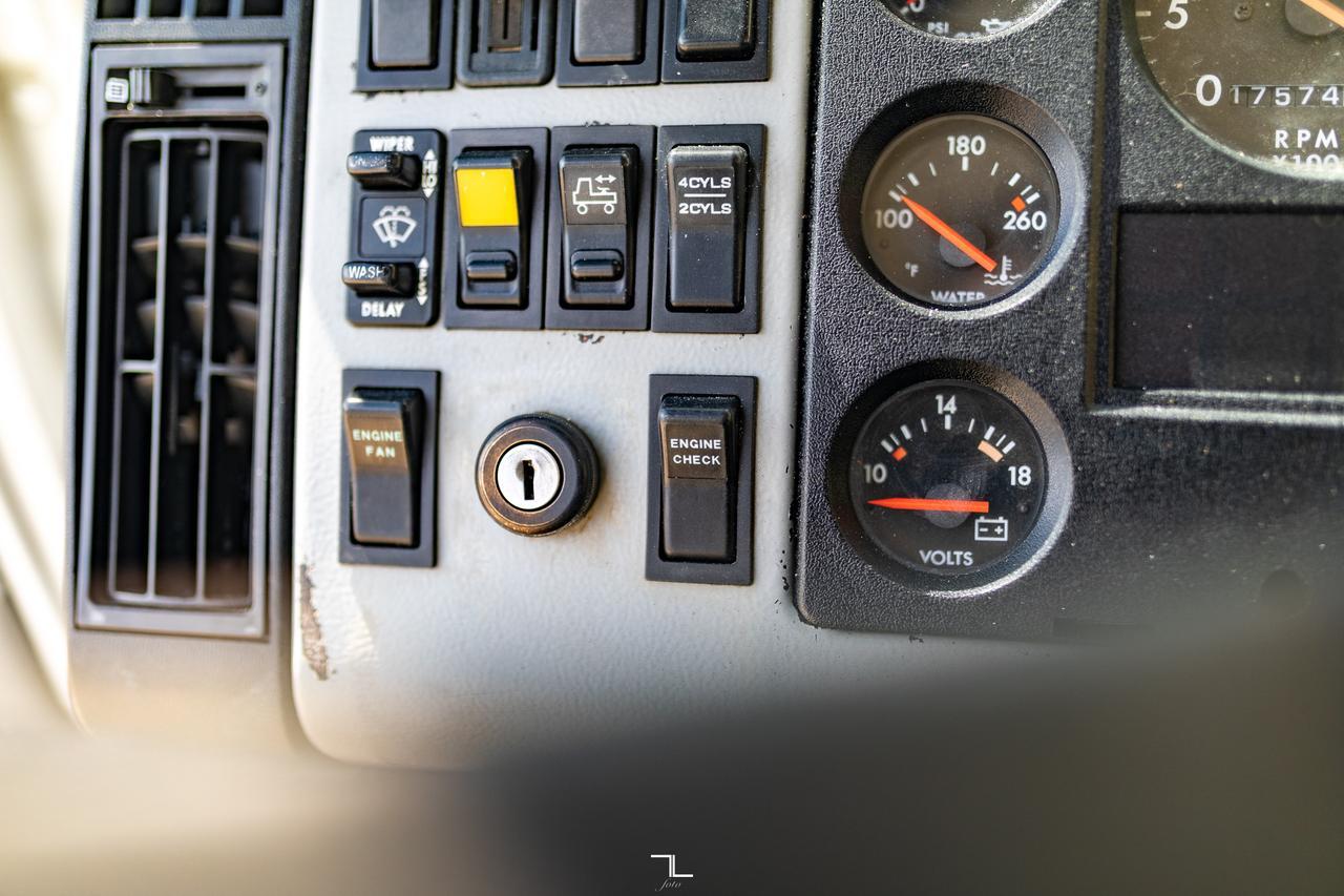 2000 Freightliner FL112 Daycab Truck/Tractor Diesel Red Deer AB