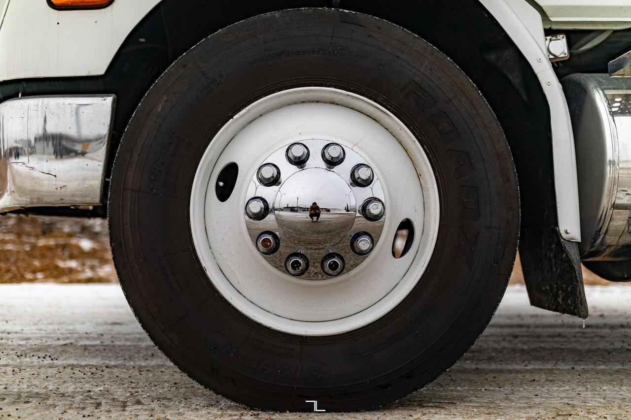 2000 Freightliner FL112 Daycab Truck/Tractor Diesel Red Deer AB