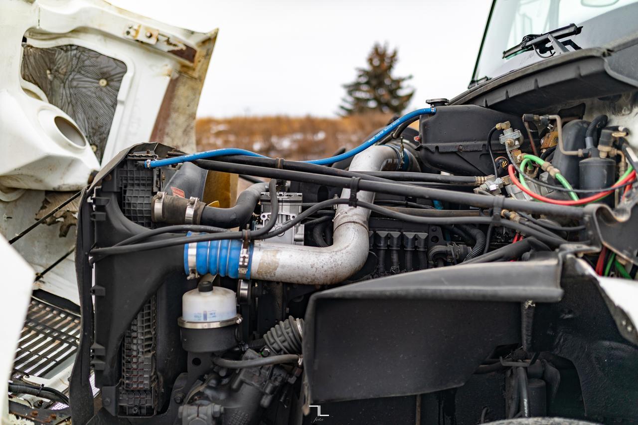 2000 Freightliner FL112 Daycab Truck/Tractor Diesel Red Deer AB