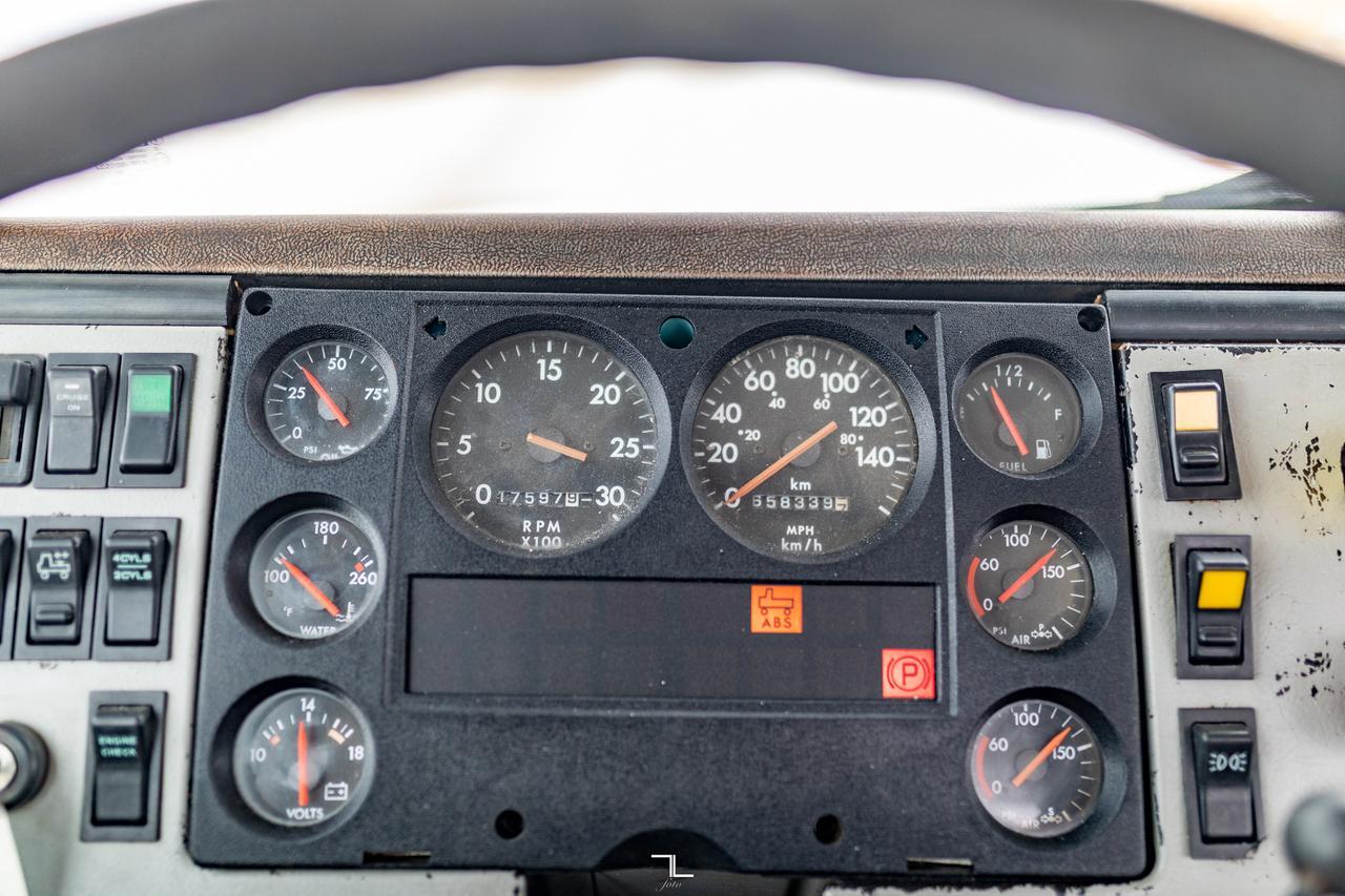 2000 Freightliner FL112 Daycab Truck/Tractor Diesel Red Deer AB