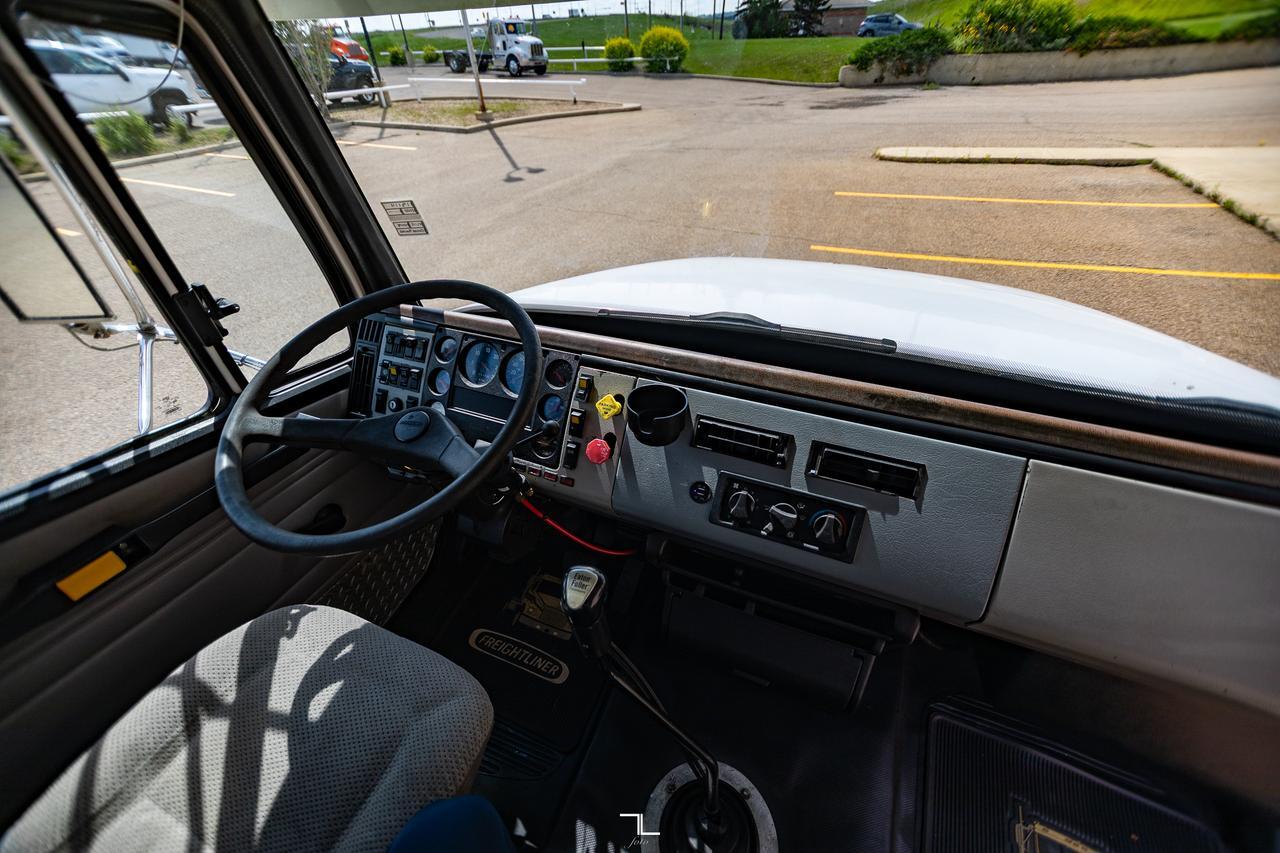 2000 Freightliner FL112 Daycab Truck/Tractor Diesel Red Deer AB