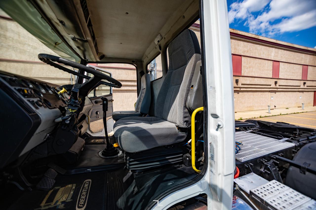 2000 Freightliner FL112 Daycab Truck/Tractor Diesel Red Deer AB