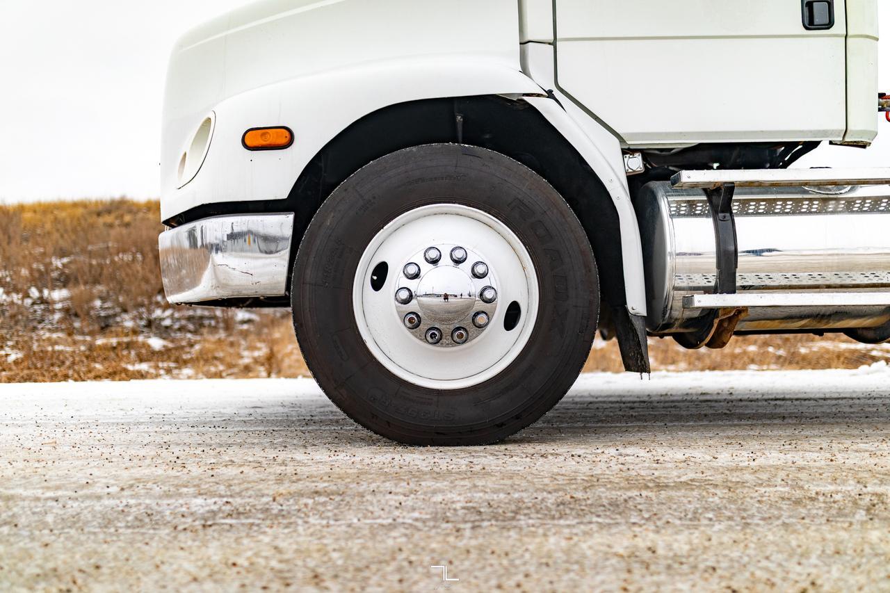 2000 Freightliner FL112 Daycab Truck/Tractor Diesel Red Deer AB