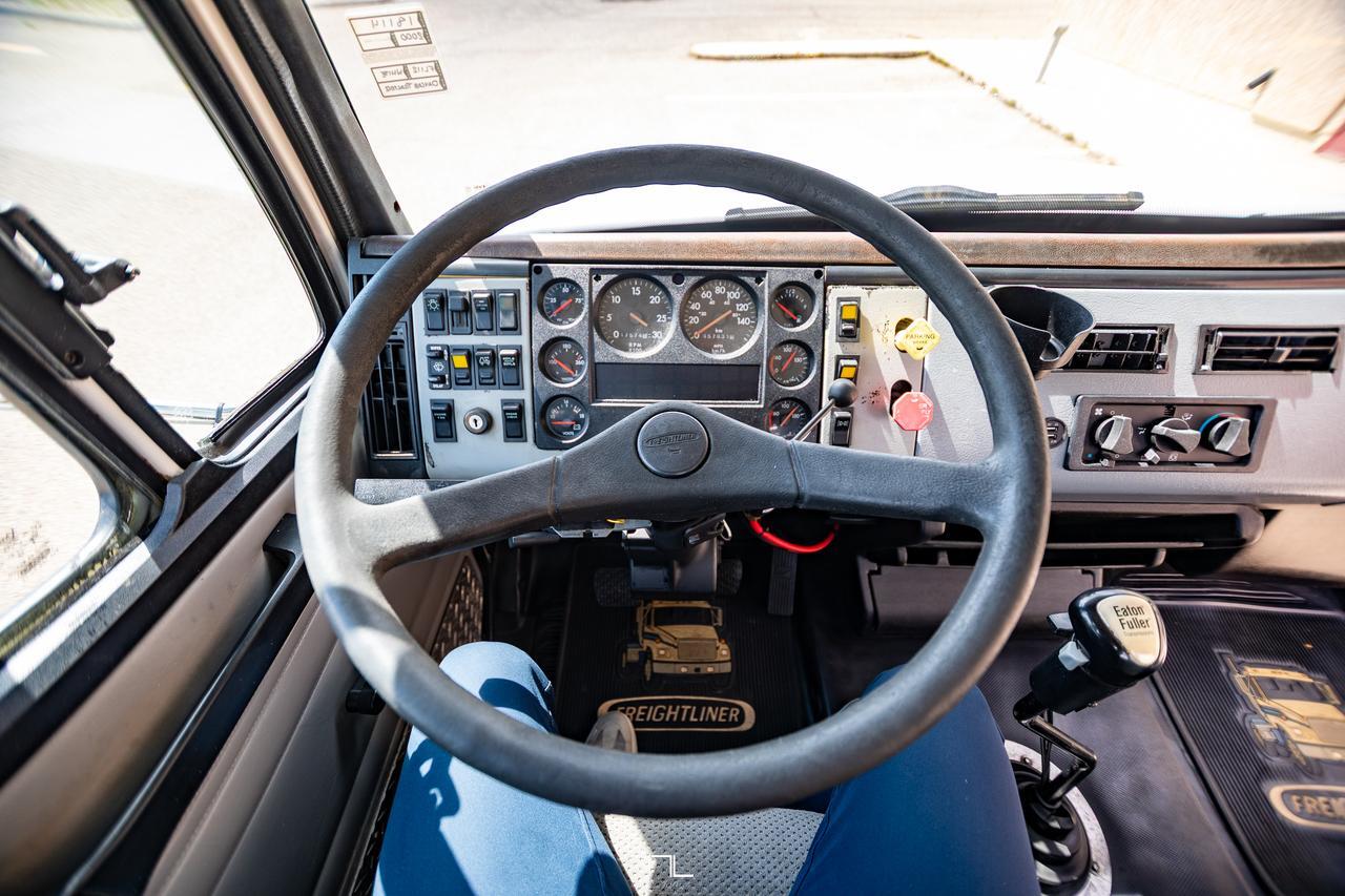 2000 Freightliner FL112 Daycab Truck/Tractor Diesel Red Deer AB