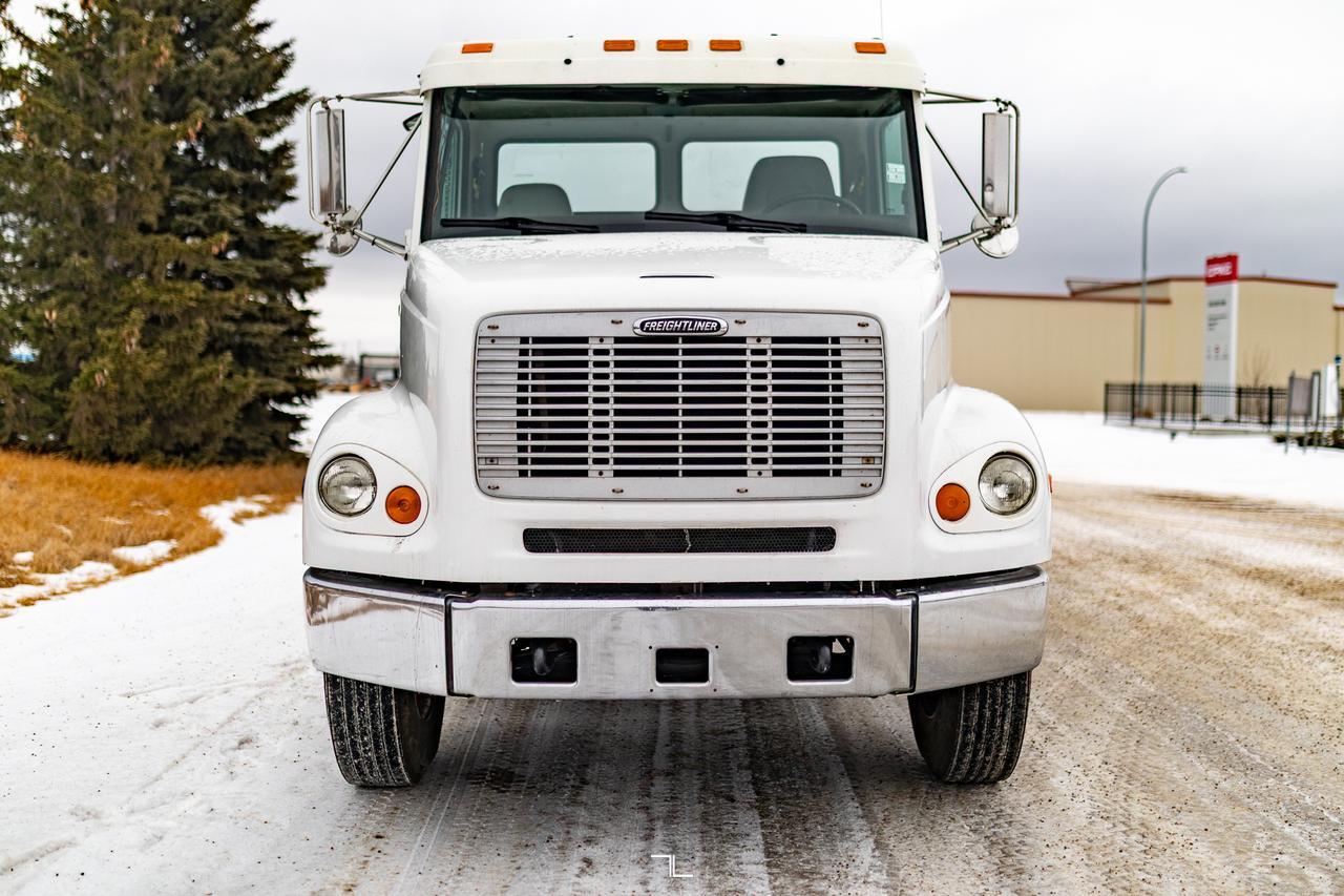2000 Freightliner FL112 Daycab Truck/Tractor Diesel Red Deer AB