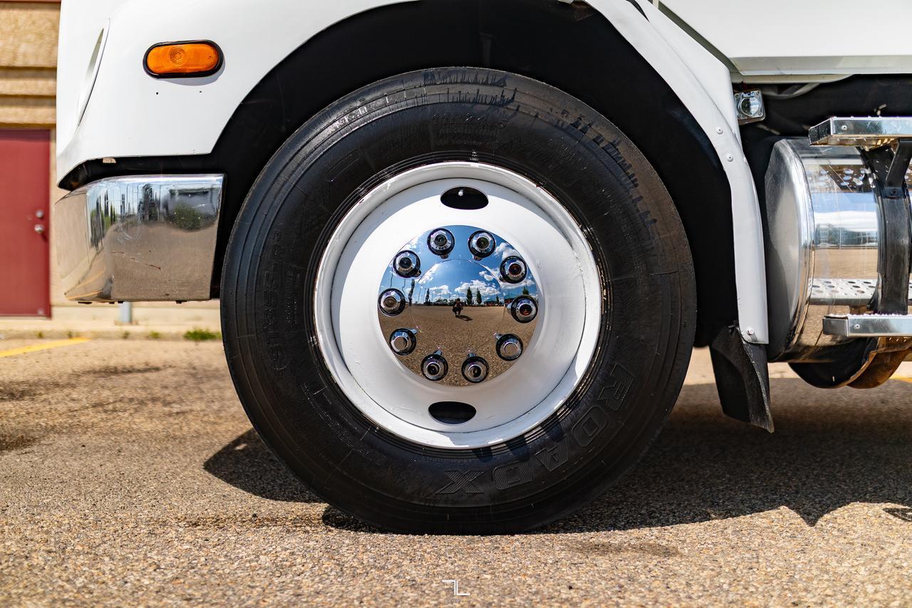 2000 Freightliner FL112 Daycab Truck/Tractor Diesel Red Deer AB