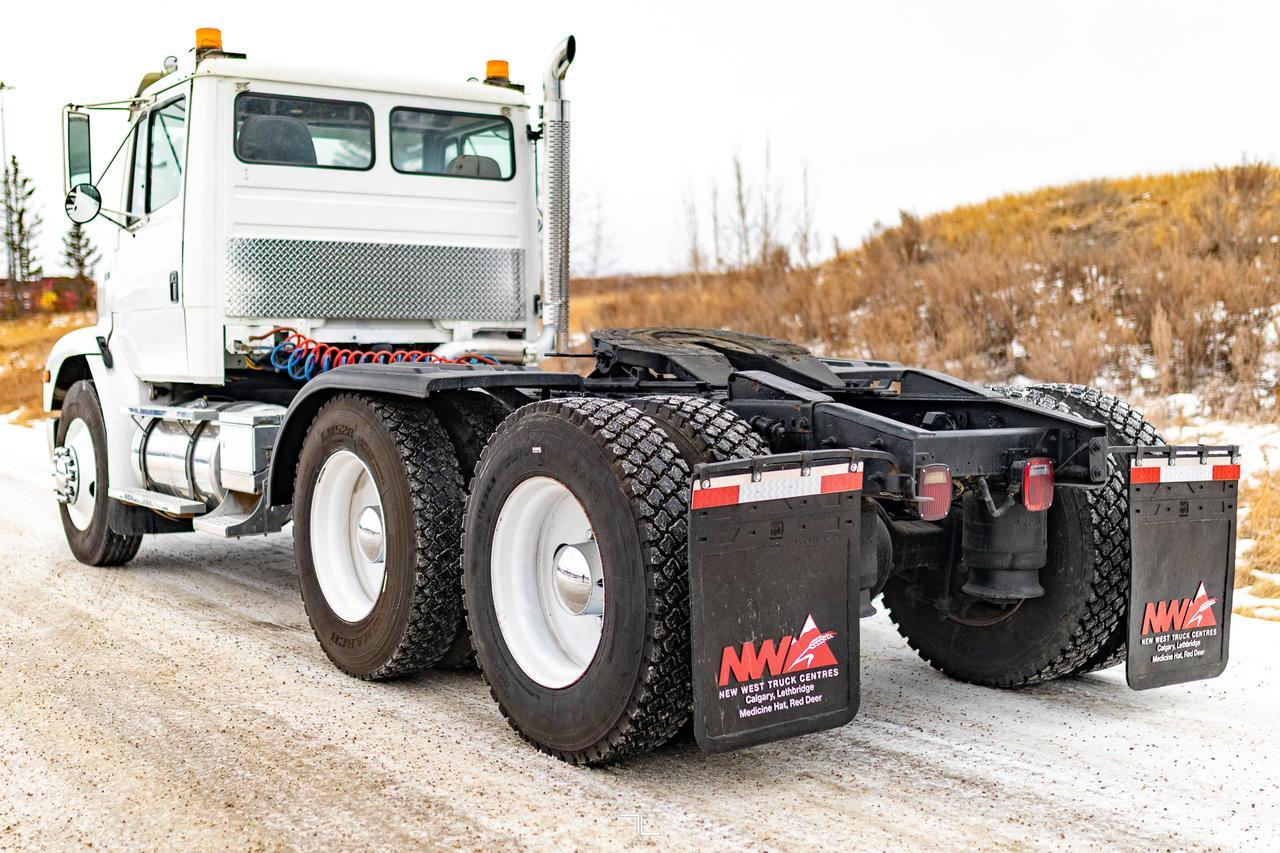 2000 Freightliner FL112 Daycab Truck/Tractor Diesel Red Deer AB