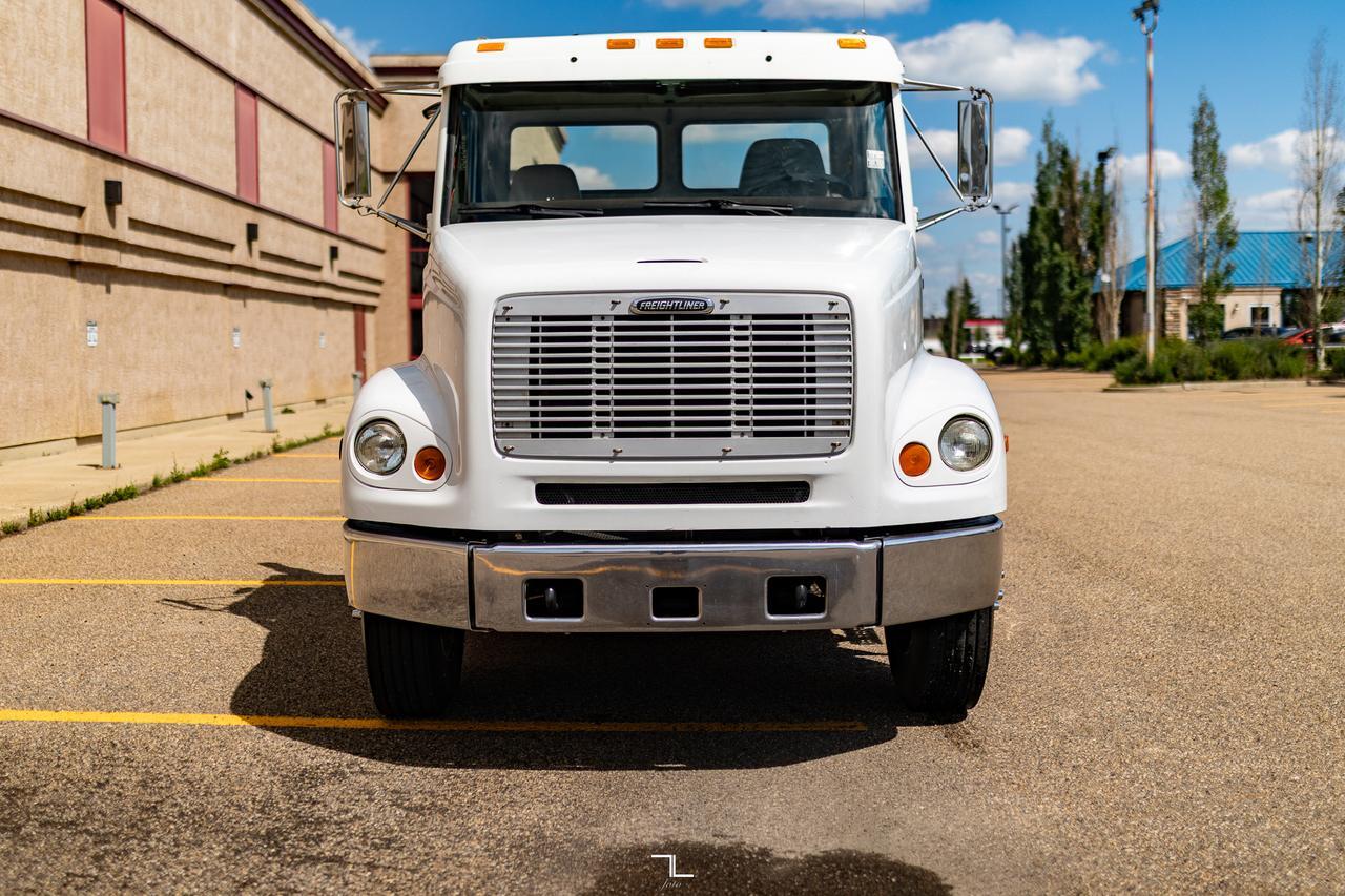 2000 Freightliner FL112 Daycab Truck/Tractor Diesel Red Deer AB