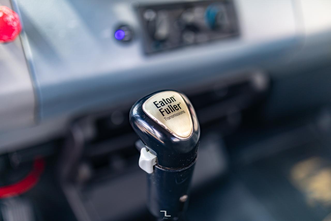 2000 Freightliner FL112 Daycab Truck/Tractor Diesel Red Deer AB