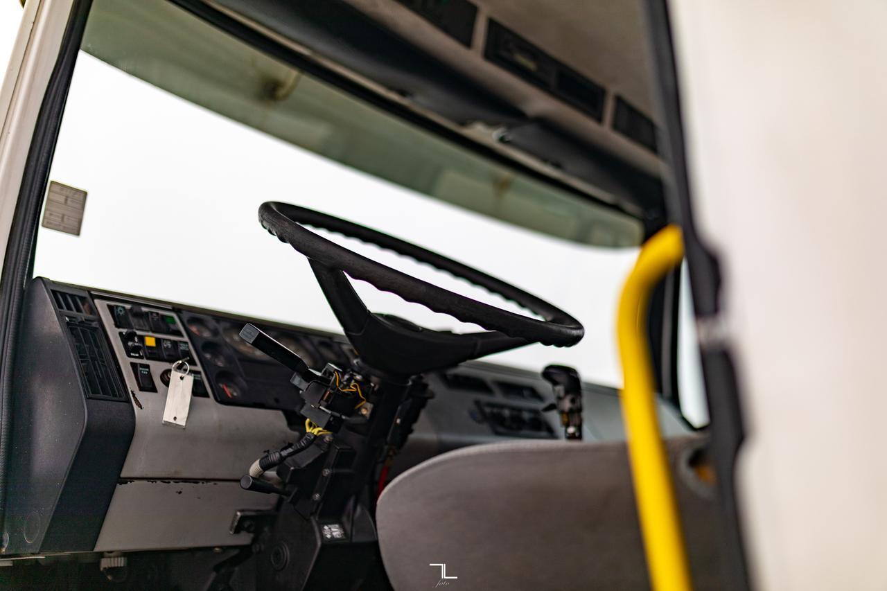 2000 Freightliner FL112 Daycab Truck/Tractor Diesel Red Deer AB