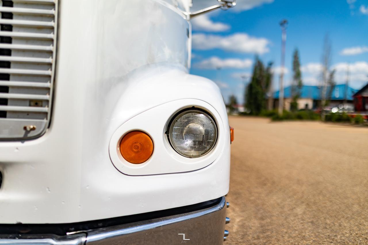 2000 Freightliner FL112 Daycab Truck/Tractor Diesel Red Deer AB