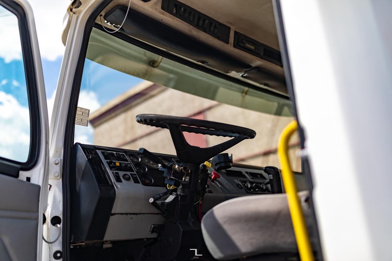 2000 Freightliner FL112 Daycab Truck/Tractor Diesel Red Deer AB