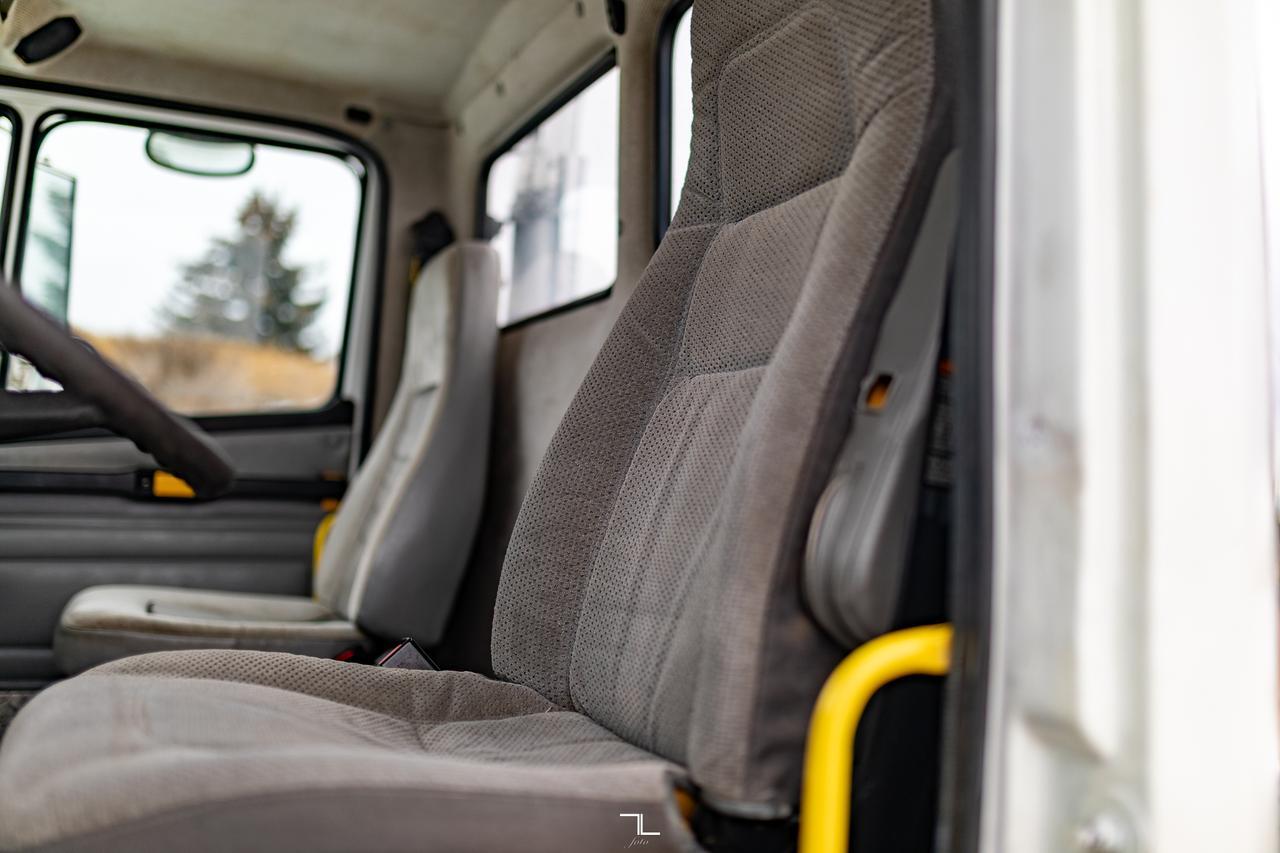 2000 Freightliner FL112 Daycab Truck/Tractor Diesel Red Deer AB