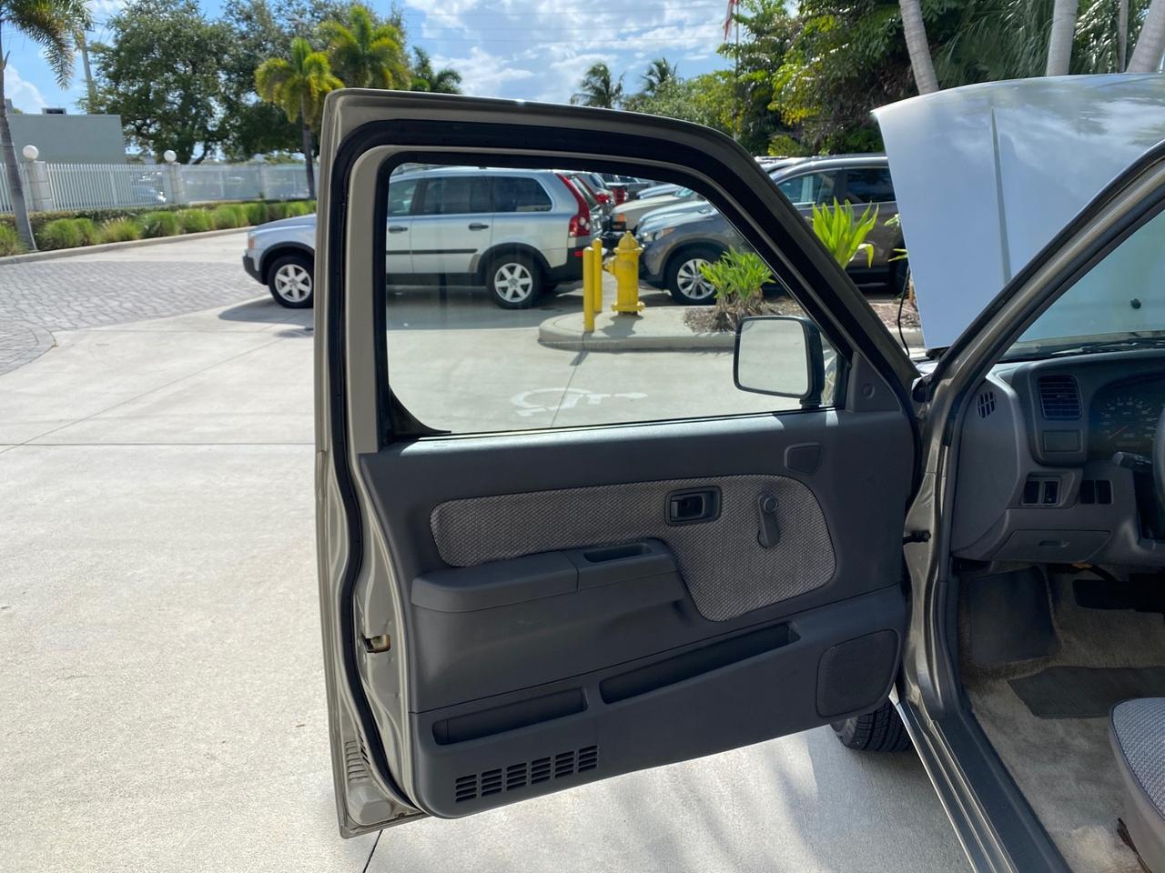 2000 Nissan Frontier 2WD AUTO AC XE LOW MILES 51,826 Pompano Beach FL