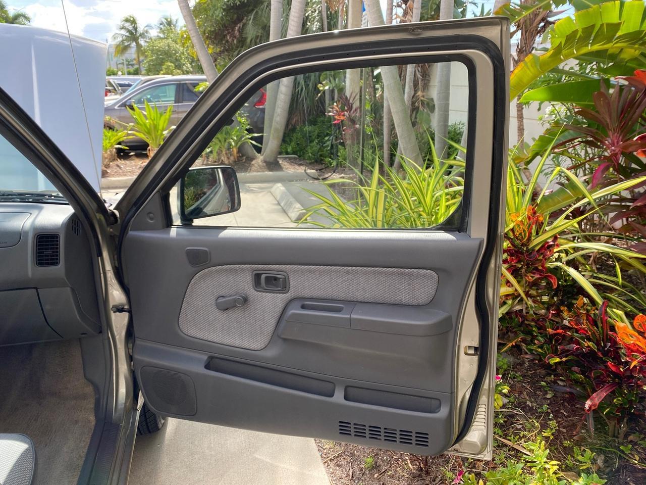 2000 Nissan Frontier 2WD AUTO AC XE LOW MILES 51,826 Pompano Beach FL