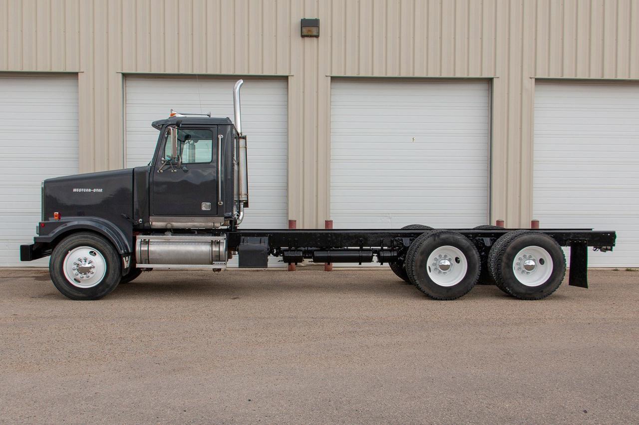 2000 WESTERN STAR 4900 TANDEM DAYCAB Red Deer AB