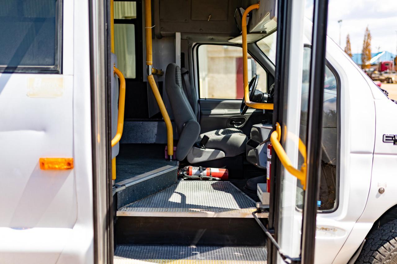 2001 Ford E-450 Cutaway Bus Wheelchair Lift Red Deer AB