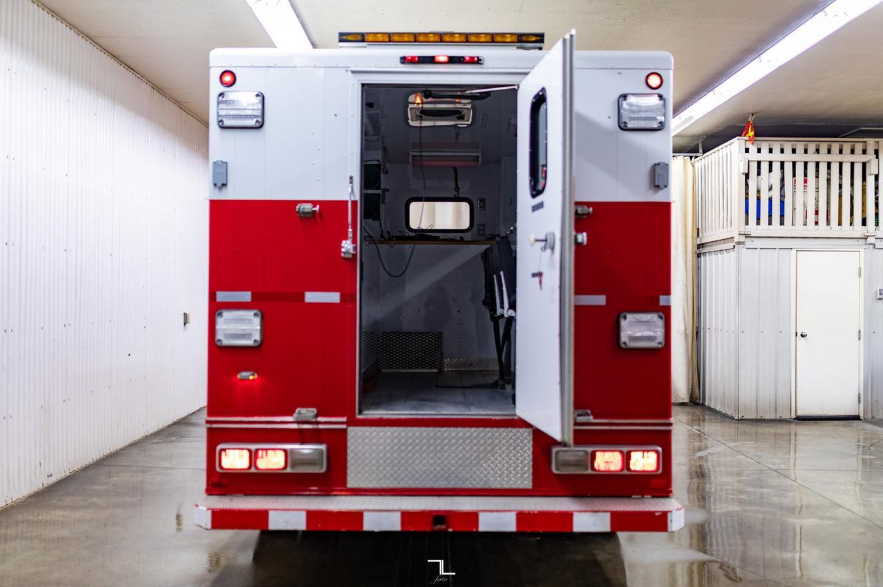 2001 Ford F-550 4x4 Reg Cab XLT Service Body Diesel Red Deer AB