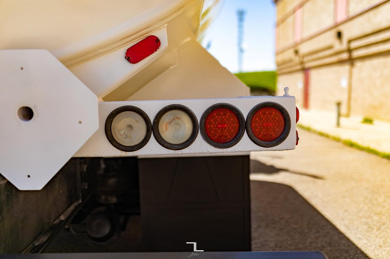 2001 Kenworth T-800 T/A Water Tank CAT C15 Red Deer AB