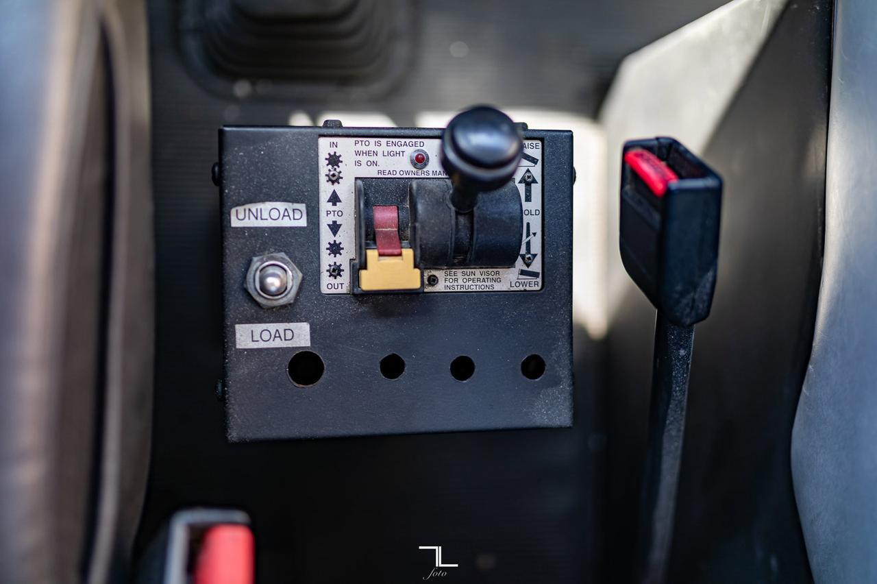 2001 Kenworth T-800 T/A Water Tank CAT C15 Red Deer AB