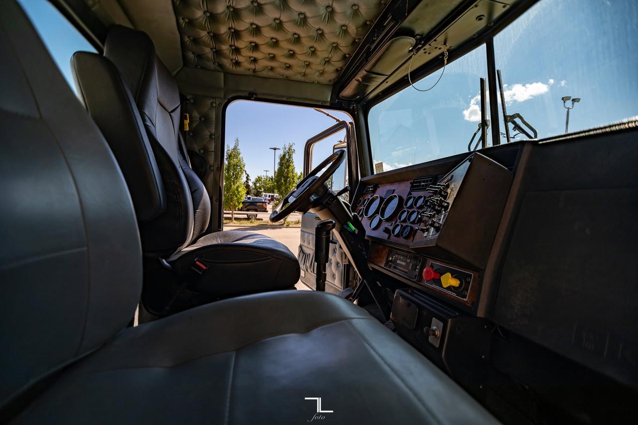 2001 Kenworth T-800 T/A Water Tank CAT C15 Red Deer AB