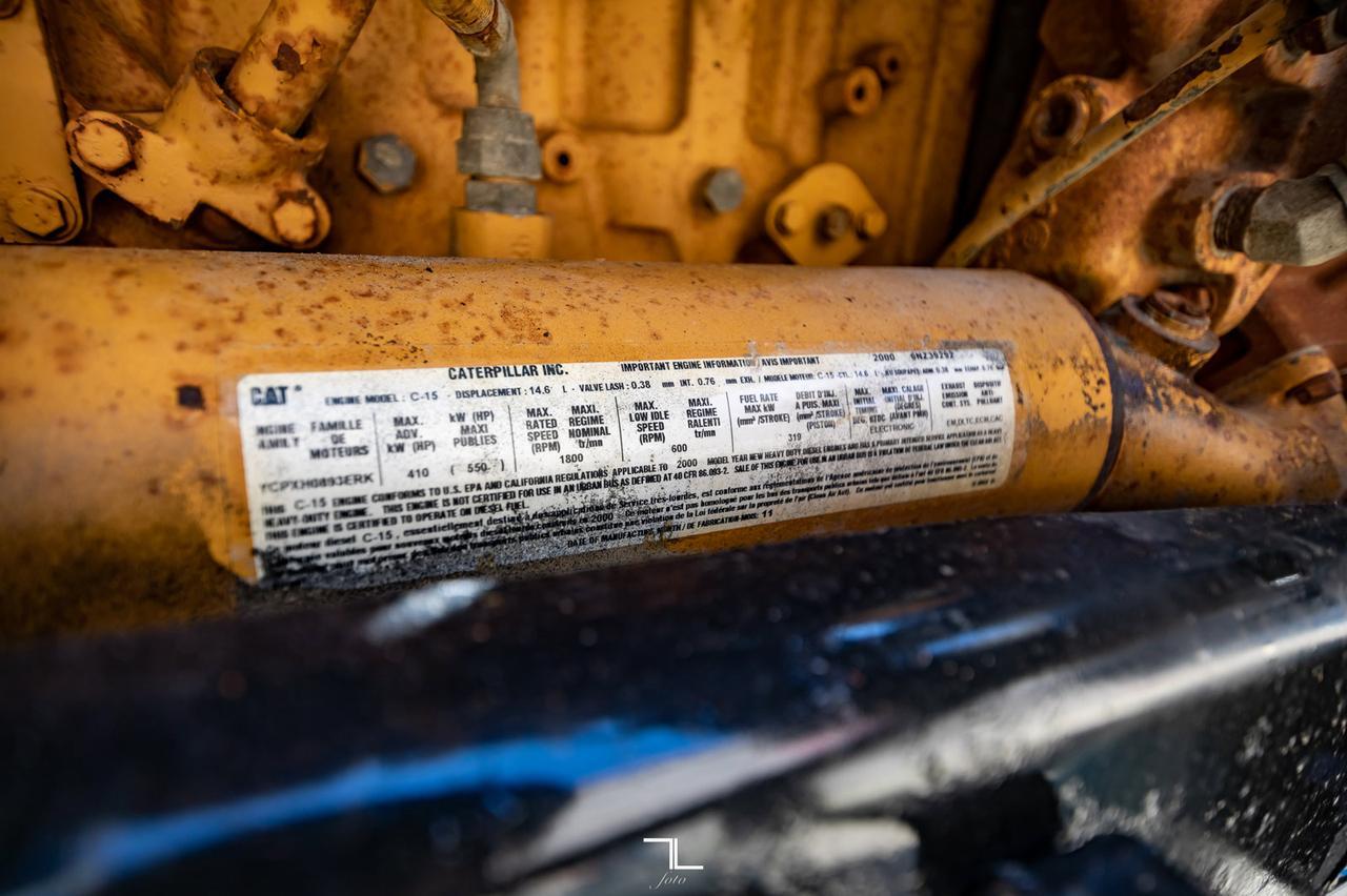 2001 Kenworth T-800 T/A Water Tank CAT C15 Red Deer AB