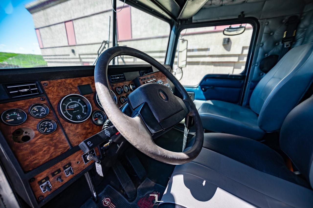 2001 Kenworth T-800 T/A Water Tank CAT C15 Red Deer AB