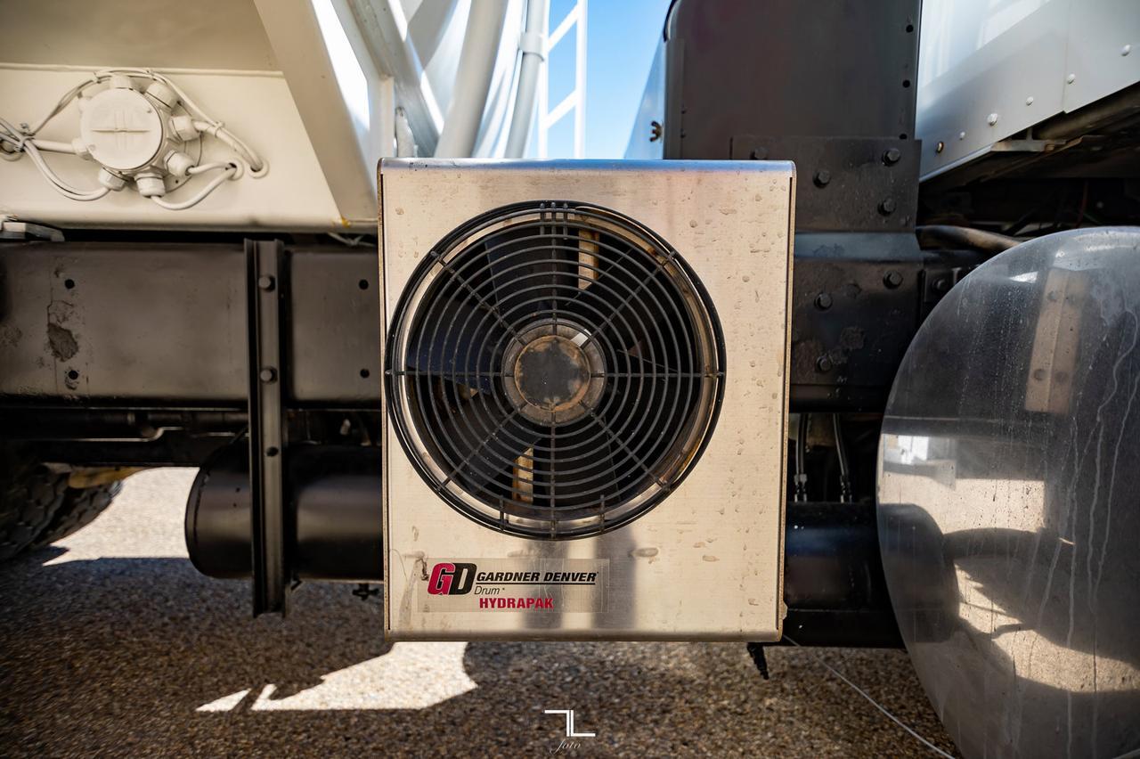 2001 Kenworth T-800 T/A Water Tank CAT C15 Red Deer AB