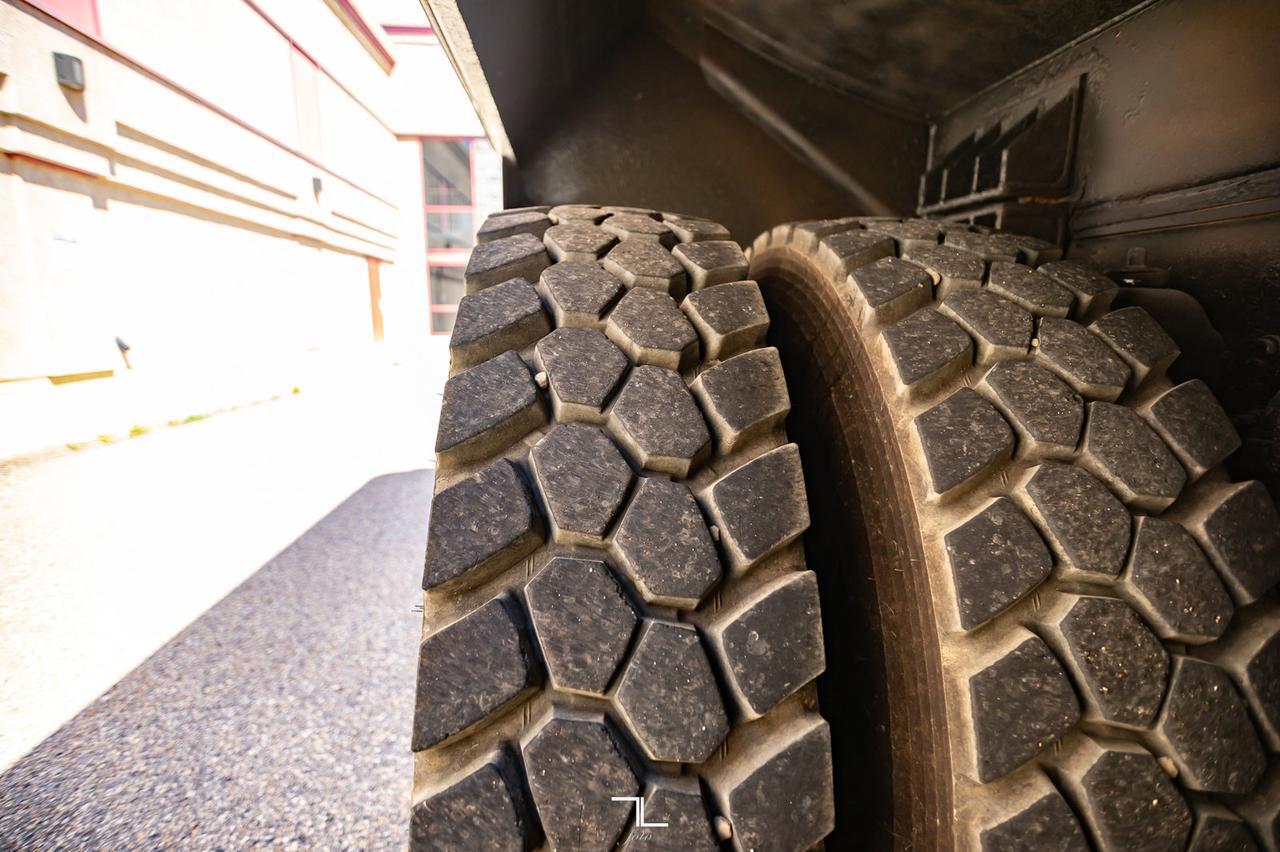 2001 Kenworth T-800 T/A Water Tank CAT C15 Red Deer AB