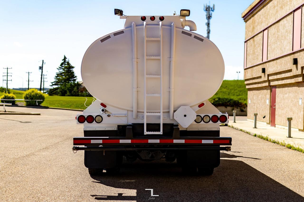 2001 Kenworth T-800 T/A Water Tank CAT C15 Red Deer AB