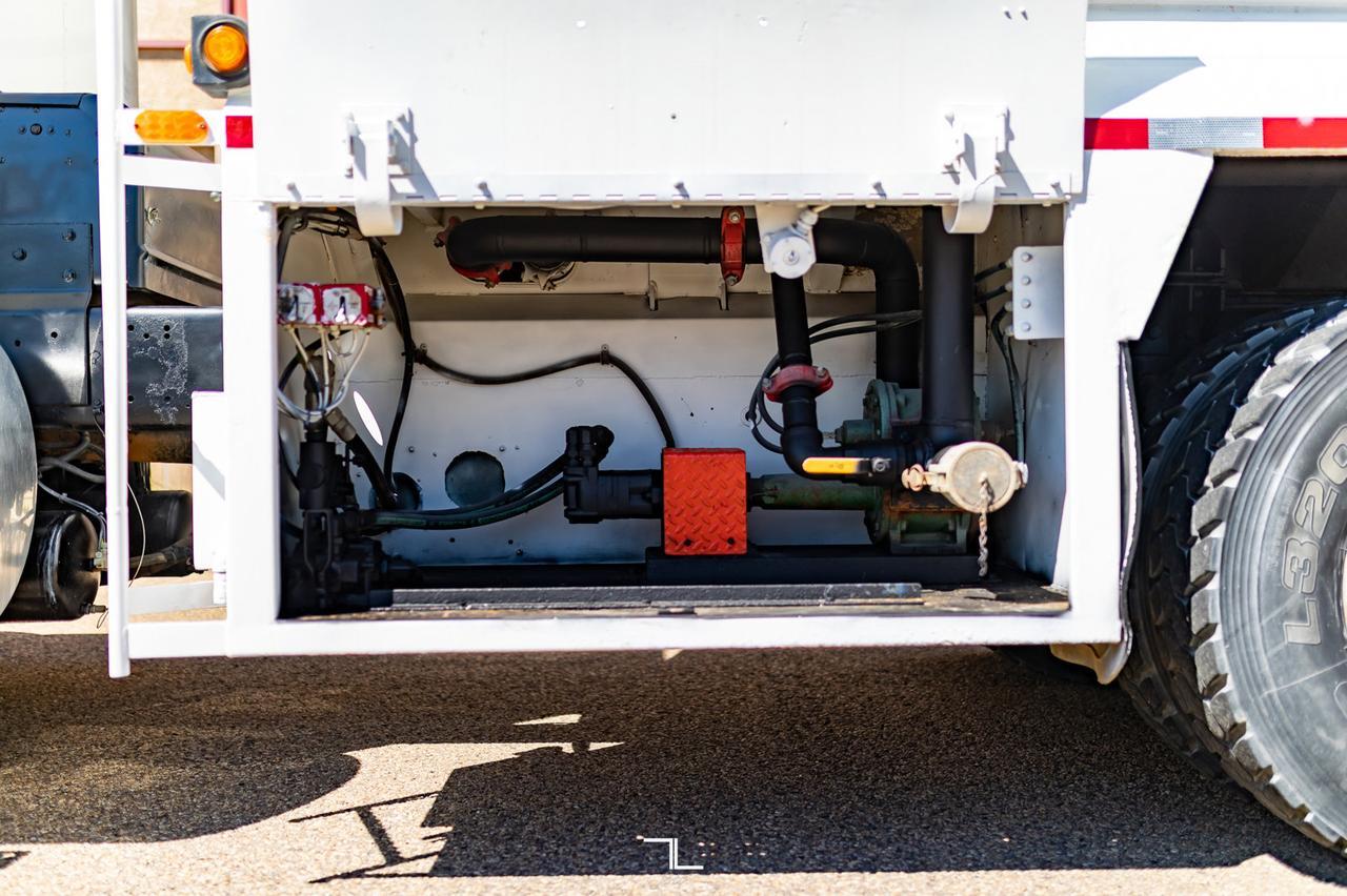 2001 Kenworth T-800 T/A Water Tank CAT C15 Red Deer AB