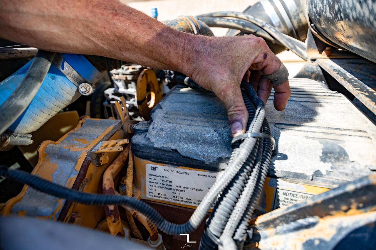 2001 Kenworth T-800 T/A Water Tank CAT C15 Red Deer AB