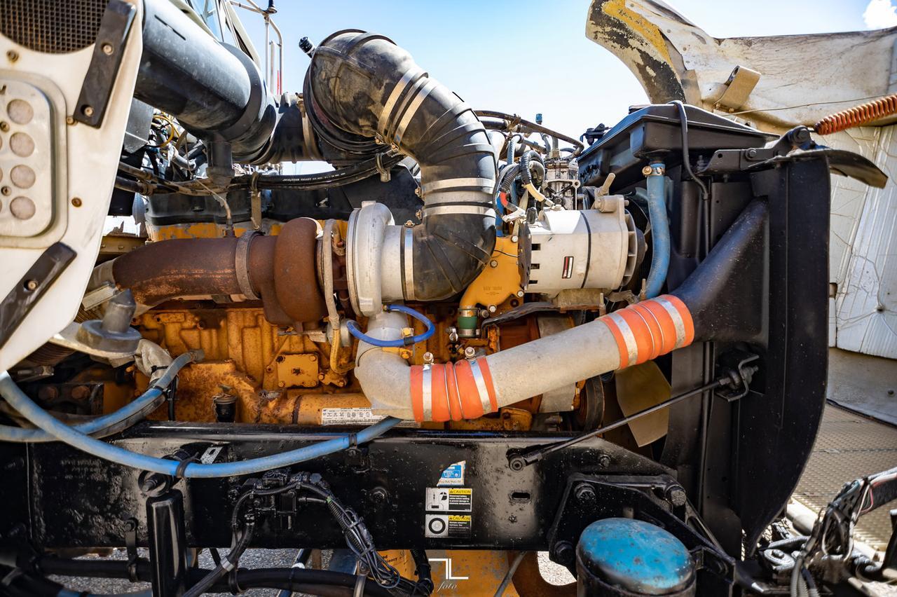 2001 Kenworth T-800 T/A Water Tank CAT C15 Red Deer AB