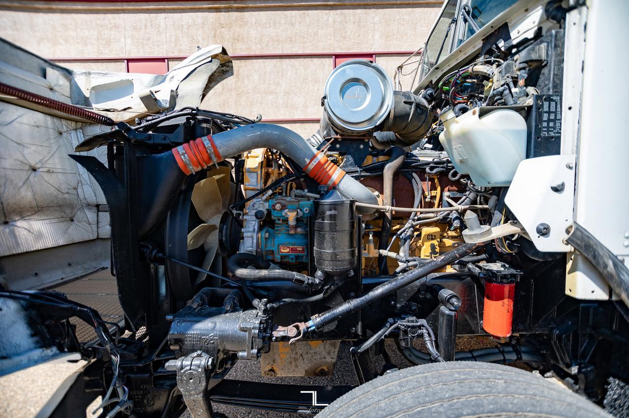 2001 Kenworth T-800 T/A Water Tank CAT C15 Red Deer AB