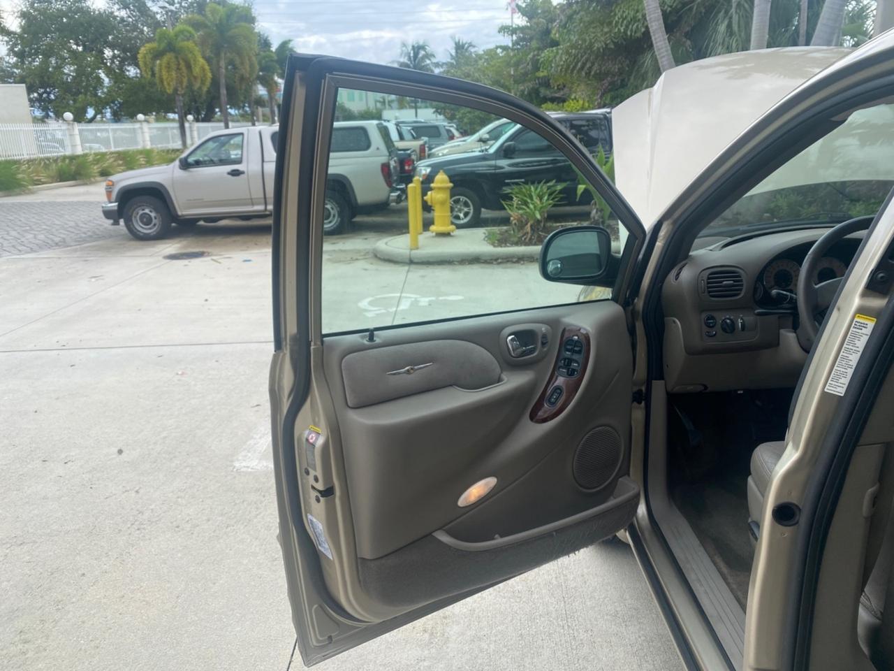 2002 Chrysler Town & Country Limited LOW MILES 54,870 Pompano Beach FL