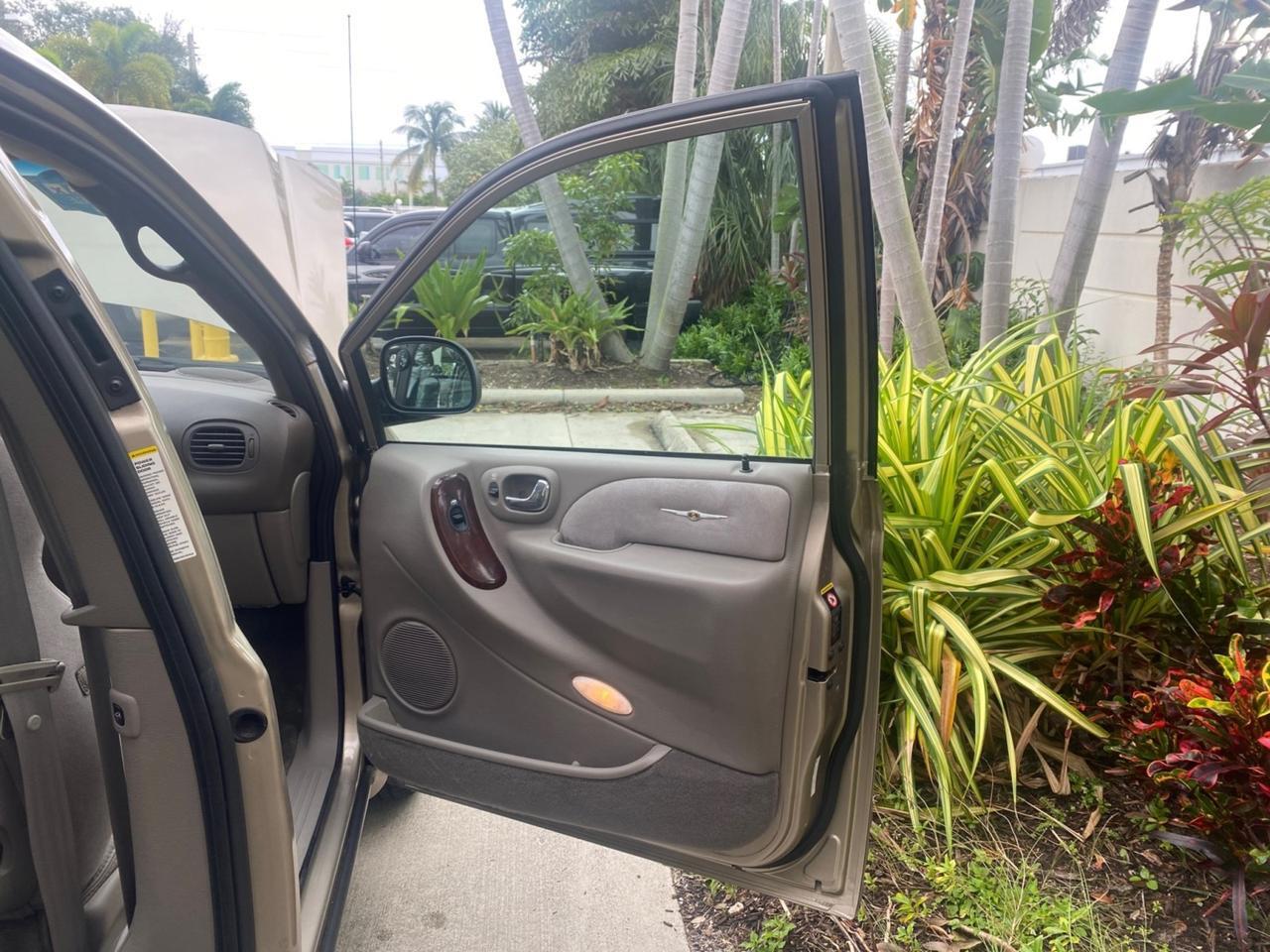 2002 Chrysler Town & Country Limited LOW MILES 54,870 Pompano Beach FL