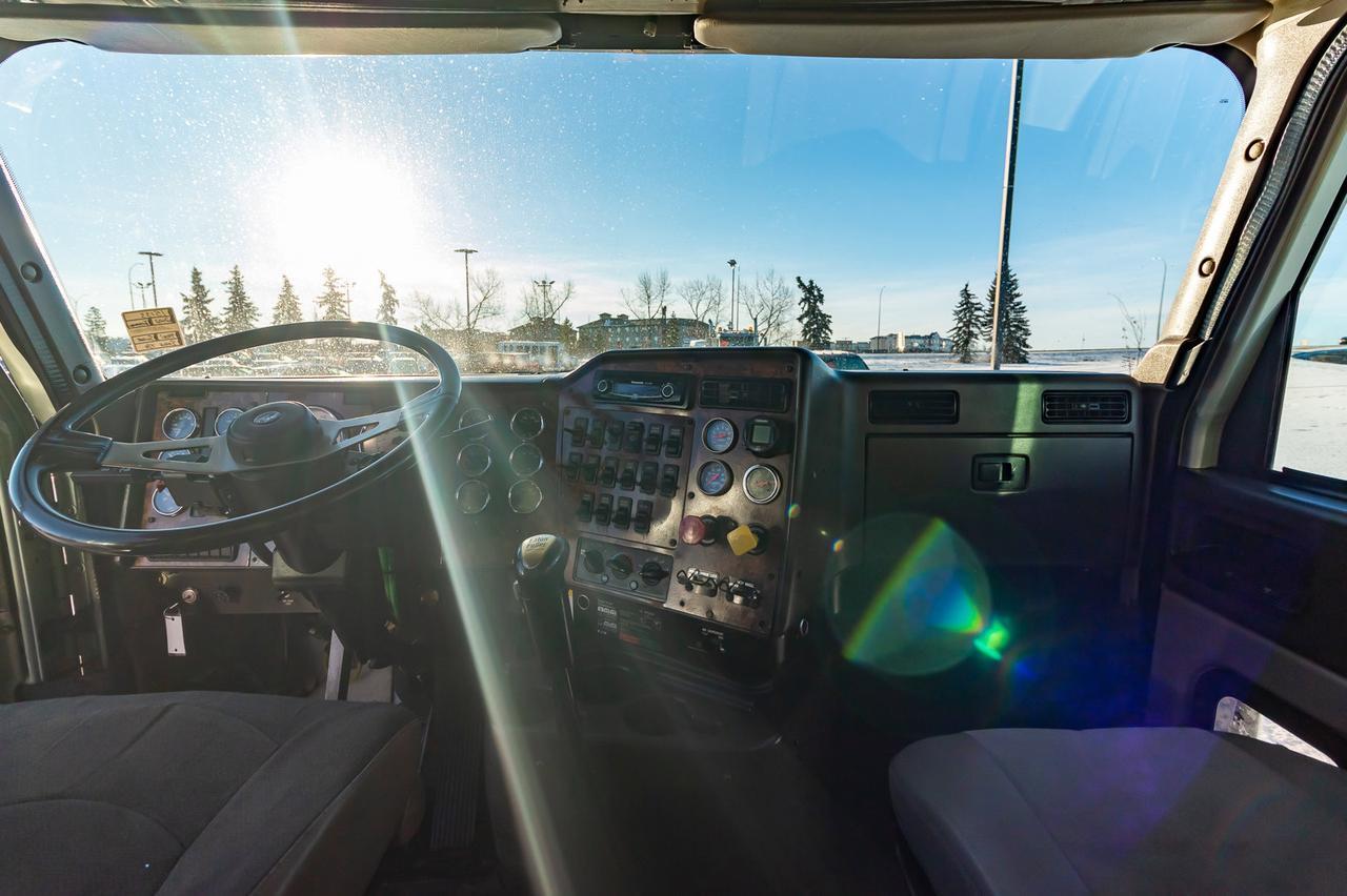 2002 International 9900i Eagle T/A Sleeper Tractor Red Deer AB