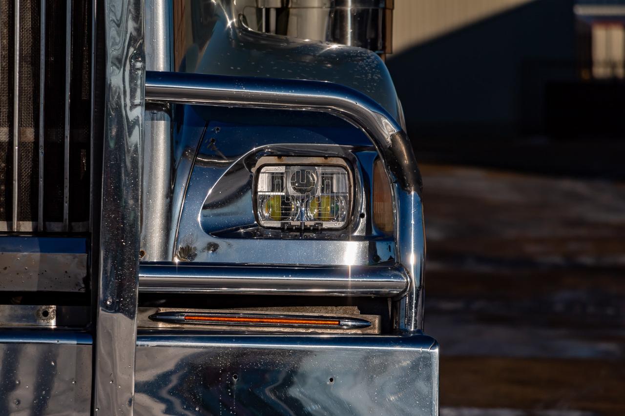 2002 International 9900i Eagle T/A Sleeper Tractor Red Deer AB